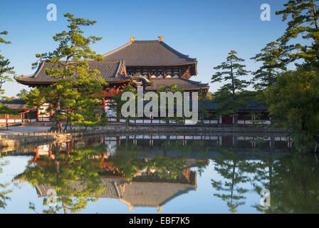 Il Tempio Todaiji (Patrimonio Mondiale dell'UNESCO) all'alba, Nara, Kansai, Giappone Foto Stock