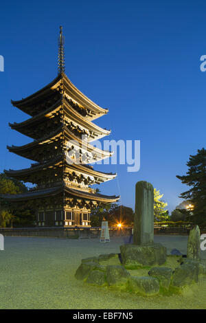 Pagoda a Tempio Kofukuji (Patrimonio Mondiale dell'UNESCO) al tramonto, Nara, Kansai, Giappone Foto Stock