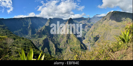 Panorama sul circo di Mafat, dal punto di vista di Dos d'âne nell'Isola di Reunion, Francia. Montagne, vegetazione fitta questo ambiente tropicale Foto Stock