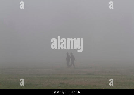 Il torneo di Wimbledon, Londra, Regno Unito. Il 30 novembre 2014. Un paio di camminare su Wimbledon Common coperti di fitta nebbia Credito: amer ghazzal/Alamy Live News Foto Stock