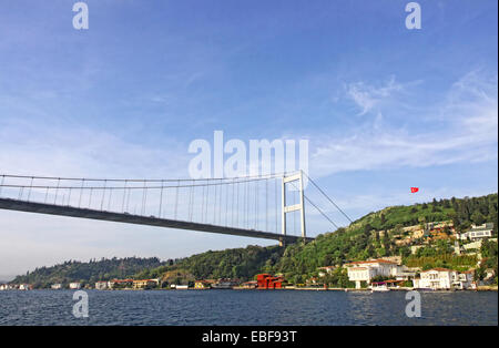 Fatih Sultan Mehmet (chiamato anche il secondo ponte sul Bosforo) oltre il lo stretto del Bosforo ad Istanbul in Turchia Foto Stock