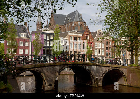 Bella vista dei canali di Amsterdam con il ponte e tipiche case olandesi, Paesi Bassi Foto Stock