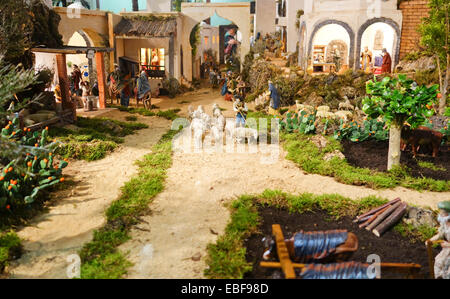 Scena della natività di Belen, Betlemme, Natale Spagna. Street con le figure. Gli agricoltori, pastore, sheepherder. tradizione spagnola. Foto Stock