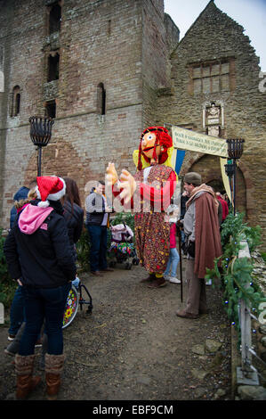 Un uomo e una marionetta vestito in costumi medievali il divertimento del pubblico a Ludlow Castle Gastronomia natalizia e fiera artigianale. Shropshire Foto Stock