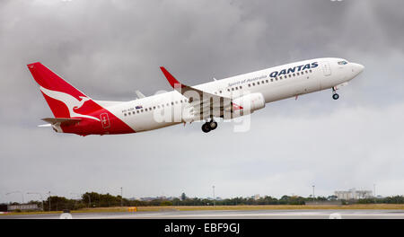 SYDNEY, Australia - 26 Maggio: UN QANTAS 737 jet di decollare in Sydney. QANTAS è una compagnia aerea che operano al di fuori di Australia. Foto Stock