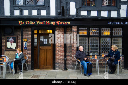 Le persone sedute a tavoli fuori "Ye Olde Bull Ring taverna' public house a Ludlow Shropshire Foto Stock