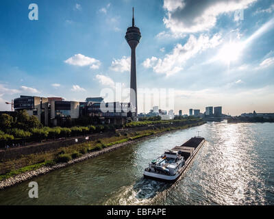 Vista della Torre sul Reno e Media Harbour. Dusseldorf, Germania Foto Stock