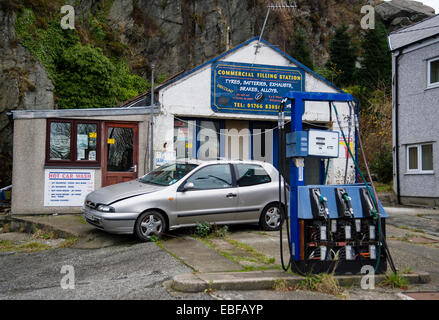 Un vuoto che la stazione di benzina e garage a Blaenau Ffestiniog Snowdonia Gwynedd Galles del Nord. Foto Stock