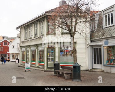 Strada pedonale, nel centro della piccola cittadina norvegese Egersund, in pannelli di legno colorate case tradizionali e negozi Foto Stock
