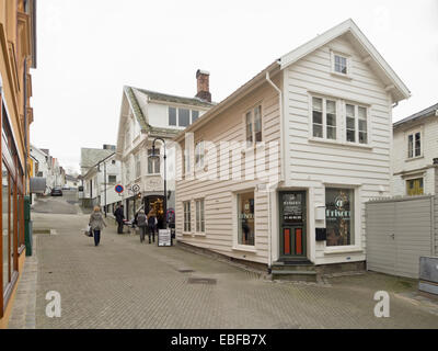 Street nel centro della piccola cittadina norvegese Egersund, pannellata in legno bianco case tradizionali e negozi Foto Stock