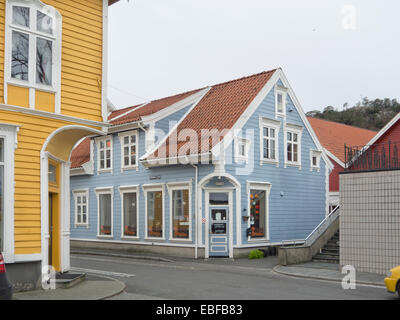 Angolo di strada nel centro della piccola cittadina norvegese Egersund, pannellata in legno case colorate e negozi Foto Stock