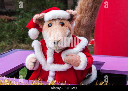 Centinaia di fund-raisers vestiti da Babbo Natale ciclizzato e corse in annuale di 'Santa Dash' per raccogliere fondi per il Tamigi ospizio di carità. Le gare sono state avviate da la spazzola di basilico burattino. Foto Stock