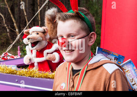 Centinaia di fund-raisers vestiti da Babbo Natale ciclizzato e corse in annuale di 'Santa Dash' per raccogliere fondi per il Tamigi ospizio di carità. Le gare sono state avviate da la spazzola di basilico burattino. Illustrato è uno dei concorrenti è i bambini 2K gara, "Rudolph's Fun Run". Foto Stock