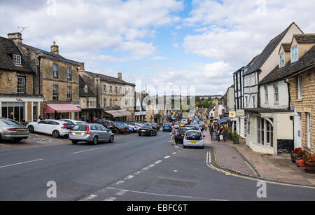 Visualizza in basso la High Street Burford Oxfordshire Inghilterra Foto Stock