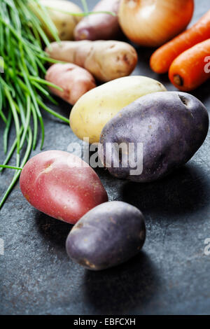 Ortaggi freschi (patata, cipolla, carota) pronti per la cottura. Salute, cibo vegetariano o il concetto di cucina a vista. Fresche verdure organiche Foto Stock