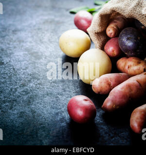 Materie colorate le patate in una sacca di tela Foto Stock