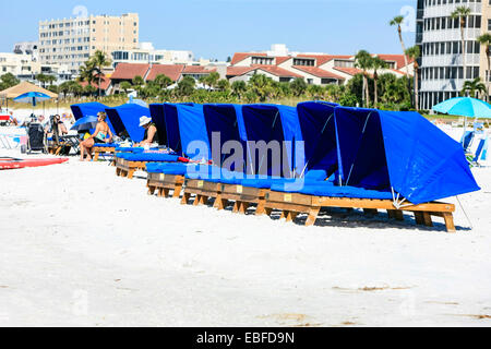 Blue Beach Cabanas sulla spiaggia a mezzaluna su Siesta Key isola in Sarasota FL Foto Stock