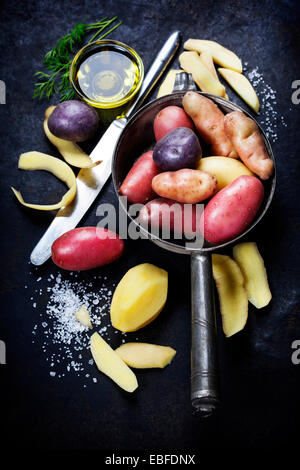 Preparazione di patate. Fresche verdure organiche. Sfondo di cibo. Cibo sano da giardino Foto Stock