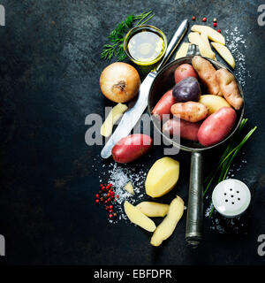 Preparazione di patate. Fresche verdure organiche. Sfondo di cibo. Cibo sano da giardino Foto Stock