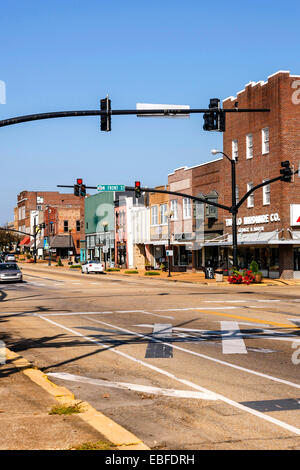 Strada principale nella città di Tupelo Mississippi, città natale di Elvis Presley Foto Stock