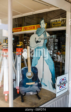 Il Tupelo Hardware Co. storefront finestra sulla strada principale in Mississippi Foto Stock