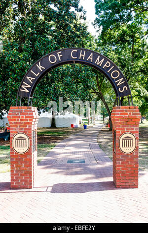 Il cammino di Champions archway sulla "Ole Miss' University of Mississippi campus a Oxford Foto Stock