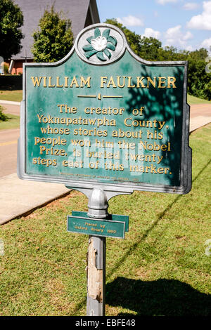 Placca storico per William Faulkner il luogo del riposo finale in Oxford Mississippi Foto Stock