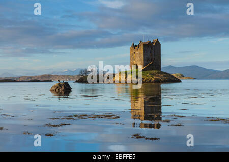 Castle Stalker all'alba d'inverno. Un castello circondato da acqua sulla costa ovest della Scozia Foto Stock
