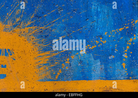 Spray giallo su blu parete dipinta Foto Stock