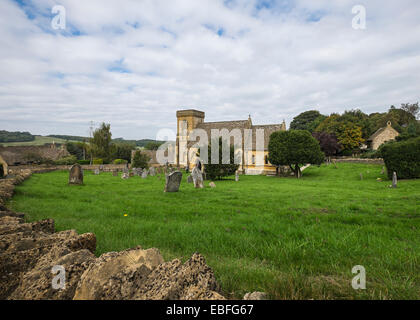 San Barnaba Chiesa e grave yard Snowshill villaggio i Cotswolds Gloucestershire in Inghilterra Foto Stock