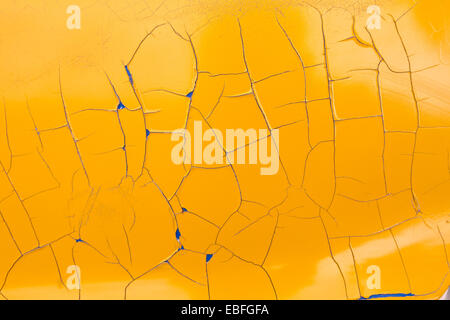 Peeling incrinato vernice gialla lo strato di texture Foto Stock