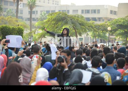 Il Cairo, Egitto. 29 Nov, 2014. Gli studenti dell'Università del Cairo di partecipare a una manifestazione contro il Presidente Mubarak il verdetto del Cairo in Egitto il 9 novembre 30, 2014. Un egiziano corte penale di sabato ha respinto le tasse di ex Egitto il presidente egiziano Hosni Mubarak sull uccisione di manifestanti nel gennaio 2011, l'Egitto, su nov. 29, 2014. © STR/Xinhua/Alamy Live News Foto Stock
