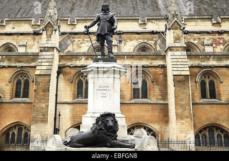 Statua di Oliver Cromwell fuori le case del Parlamento, Westminster, Londra, Inghilterra, Regno Unito. Foto Stock