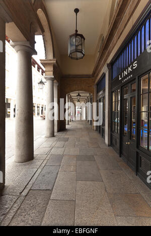 Galleria ad arco, l'edificio di mercato di Covent Garden di Londra, Inghilterra, Gran Bretagna, Regno Unito. Foto Stock