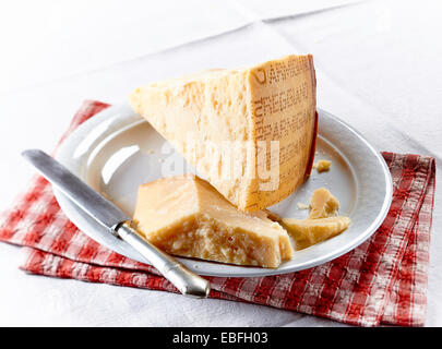Still life of piece of parmesan cheese with knife Foto Stock