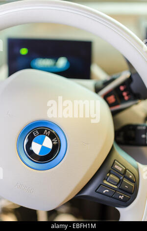 White design interno di rispettosa dell'ambiente full-time auto elettrica BMW i3. Verticale di close-up foto con piccole DOF. Foto Stock