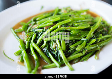 Saltate in padella spinaci in acqua Foto Stock