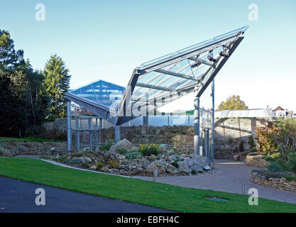 Autunno in luce nuova Casa Alpina accanto al cortile in Royal Botanic Garden Edinburgh Scozia Scotland Foto Stock