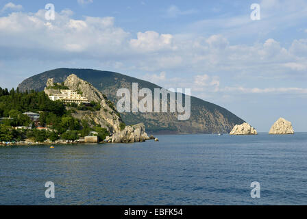 Hurzuf o Gurzuf è un resort in città in Crimea (costa settentrionale del Mar Nero). Il famoso monte di Ayu-Dag (Bear Mountain) Foto Stock