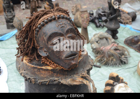 Maschera tribale a Lille Braderie, Lille-Rijssel , France Foto Stock