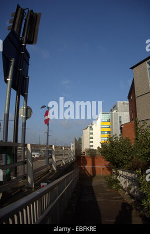 Blocchi a torre lungo la West cross Road che collega Shepherds Bush di Westway e attraversata la strada dal centro commerciale Westfield Foto Stock