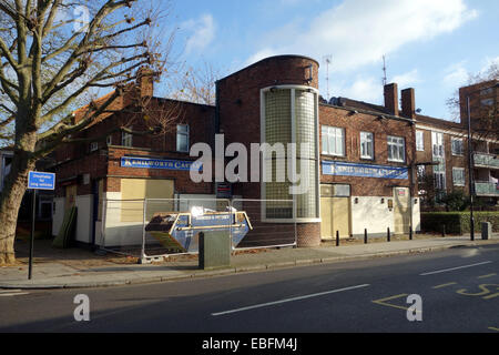 Un altro pub chiuso su St Anne's Rd London W11; mentre altre attrazioni come il centro commerciale Westfield attira schiere di peopl Foto Stock