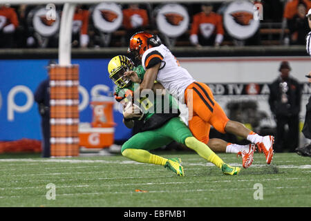 Nov. 29, 2014 - MARCUS MARIOTA (8) è saccheggiata da D.J. ALEXANDER (4). La University of Oregon gioca Oregon State a Reser Stadium il 29 novembre 2014. © David Blair/ZUMA filo/Alamy Live News Foto Stock