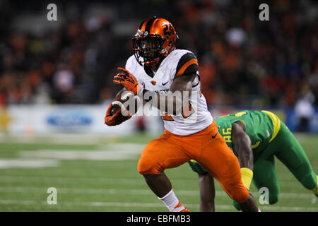 Nov. 29, 2014 - STORM Boschi (24) corre la sfera per un guadagno. La University of Oregon gioca Oregon State a Reser Stadium il 29 novembre 2014. © David Blair/ZUMA filo/Alamy Live News Foto Stock