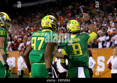 Nov. 29, 2014 - MARCUS MARIOTA (8) celebra il suo touchdown. La University of Oregon gioca Oregon State a Reser Stadium il 29 novembre 2014. © David Blair/ZUMA filo/Alamy Live News Foto Stock