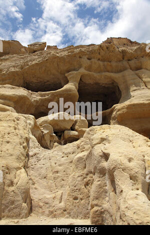 Matala sull'isola greca di creta è diventata famosa per le grotte artificiali, scavata nella roccia. Tombe ritrovate nelle grotte Foto Stock