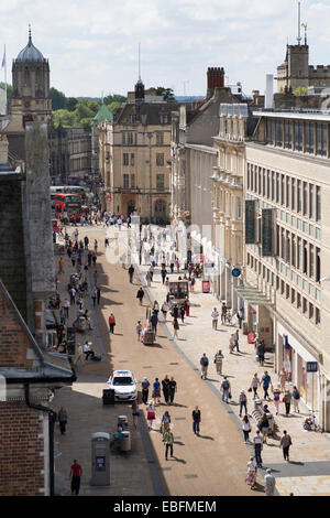 Regno Unito, Oxford, visualizza in basso la Cornmarket Street dal punto di vista nella parte superiore della chiesa 'St Michael presso la Porta Nord'. Foto Stock