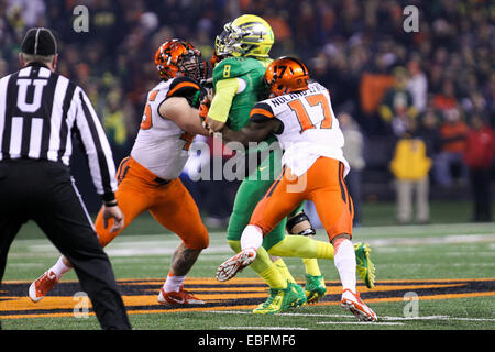 Nov. 29, 2014 - MARCUS MARIOTA (8) è saccheggiata. La University of Oregon gioca Oregon State a Reser Stadium il 29 novembre 2014. © David Blair/ZUMA filo/Alamy Live News Foto Stock