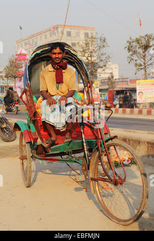 Un driver di risciò a Dhaka, nel Bangladesh. La città ha circa 400.000 risciò. Foto Stock