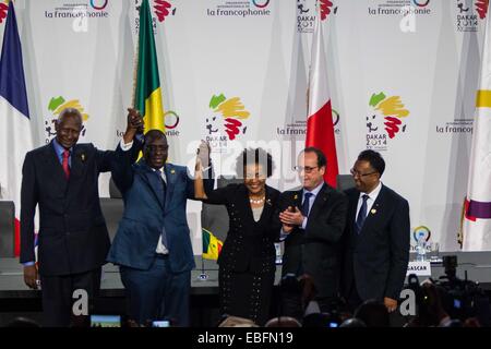 (141130) -- DAKAR, nov. 30, 2014 (Xinhua) -- (L a R)Segretario generale delle organizzazioni internazionali della Francofonia (OIF) Amdou Diouf, Senegal il Presidente Macky Sall, neo-eletto Segretario Generale dell'OIF Michaelle Jean, Presidente francese Francois Hollande e Madagascar il Presidente Hery Rajaonarimampianina posano per una foto dopo la conferenza stampa in occasione della XV Vertice della Francofonia di Dakar in Senegal, nov. 30, 2014. OIF ha annunciato il suo neo-eletto Segretario Generale Michaelle Jean domenica, che entrerà in carica dal 1 gennaio, 2015. (Xinhua/Li Jing) Foto Stock